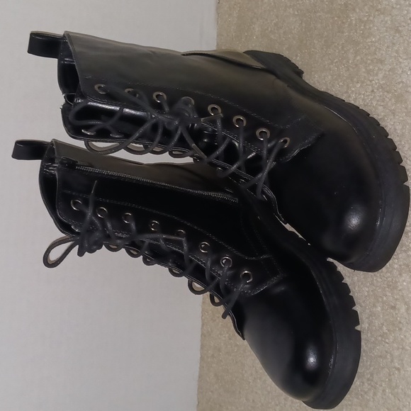 SO Shoes - NEW lace-up comfort combat boots. Women's 9.5. SO Reindeer. black. Mid calf